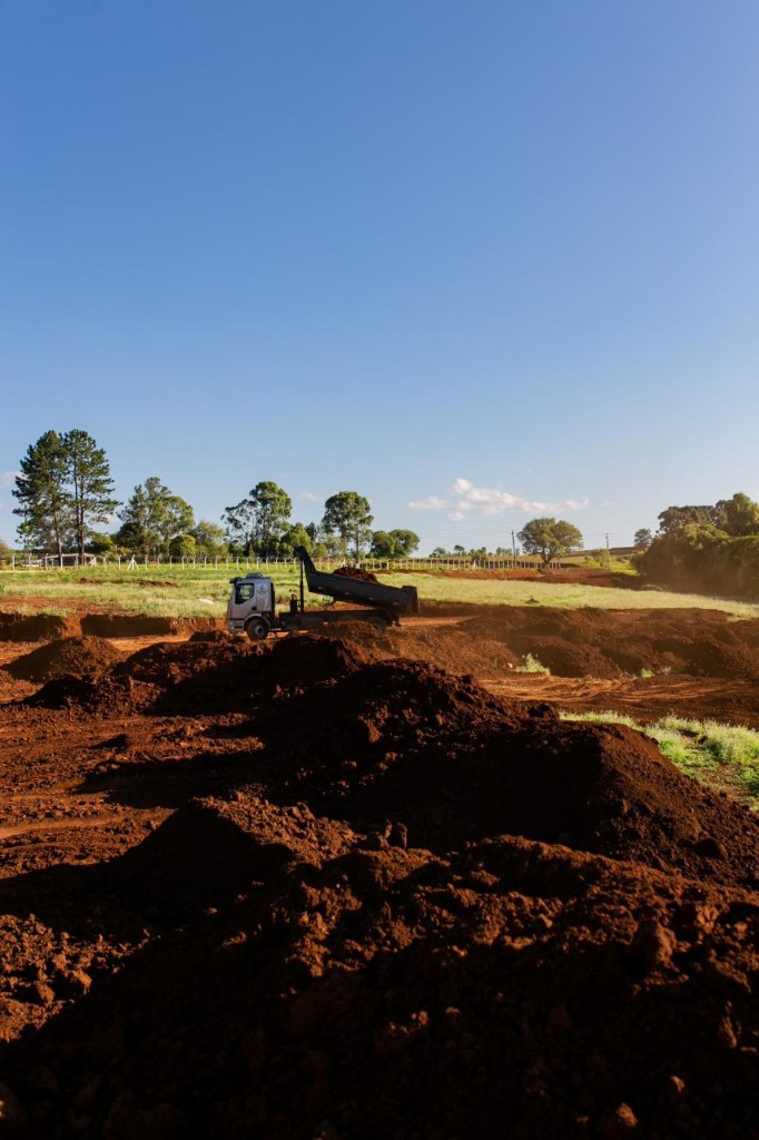 Obra de pavimentação asfáltica e compactação
